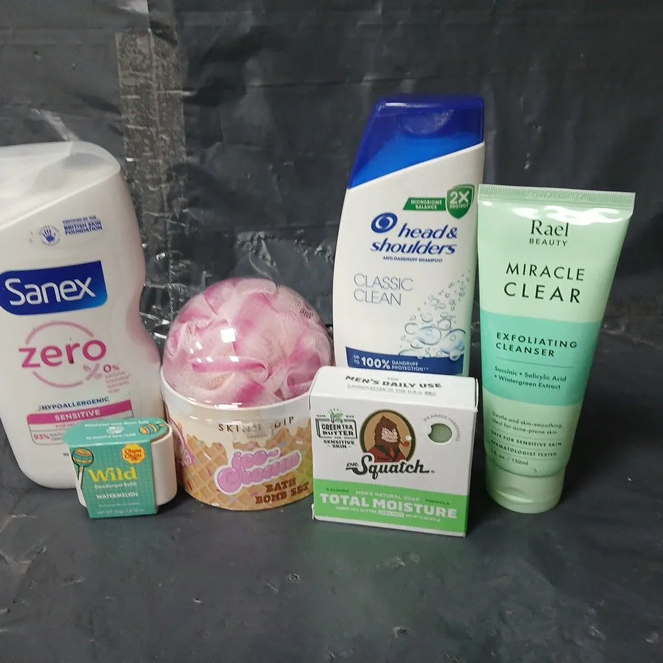 APPROXIMATEY 20 ASSORTED HEALTH AND BEAUTY PRODUCTS TO INCLUDE SANEX ZERO SHOWER GEL, HEAD AND SHOULDERS SHAMPOO AND DR SQUATCH SOAP