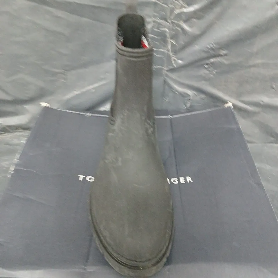 BOXED PAIR OF TOMMY HILFIGER CHELSEA BOOTS - UK SIZE 39