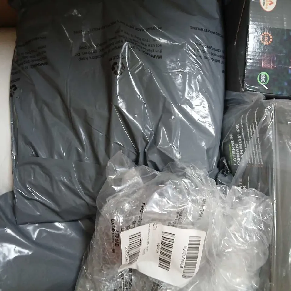 BOX OF APPROXIMATELY 8 ASSORTED HOUSEHOLD ITEMS TO INCLUDE CHRISTMAS DECORATIONS, SOLAR POWERED RAINBOW FLAMING BALLOON, ETC - COLLECTION ONLY