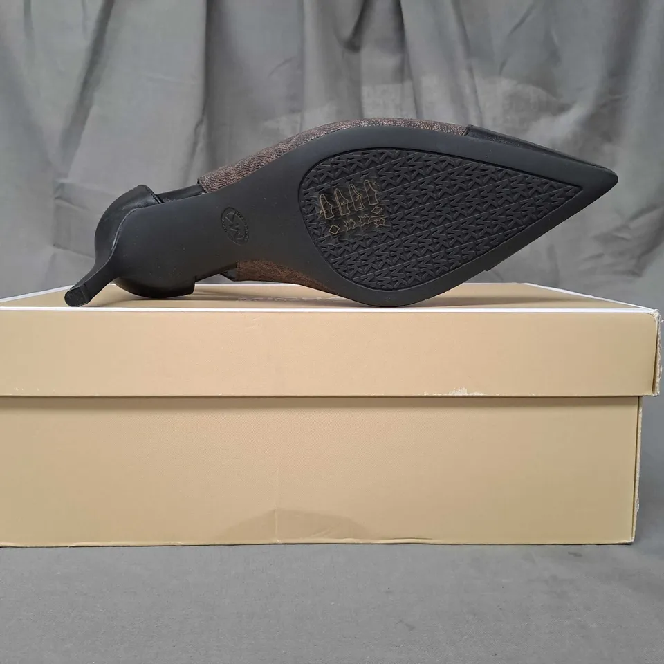 BOXED PAIR OF MICHAEL KORS ADLINE HEELED PUMPS IN BROWN SIZE 6.5
