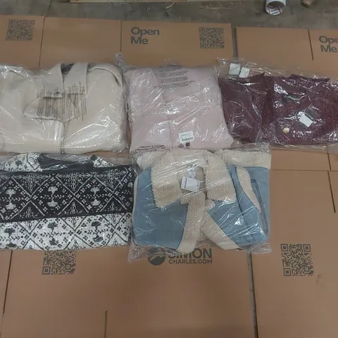 PALLET CONTAINING APPROXIMATELY 100x BRAND NEW ASSORTED DESIGNER CLOTHING ITEMS INCLUDING: JD WILLIAMS JACKETS. SIMPLY BE JACKETS ECT