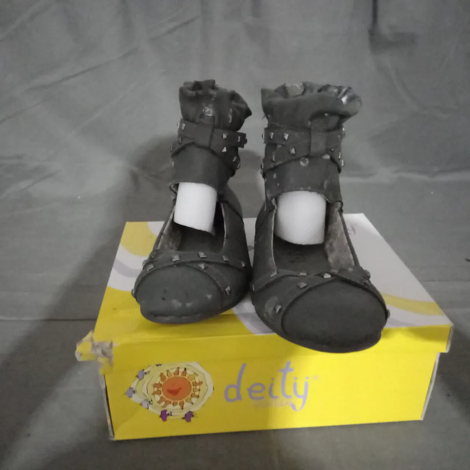 APPROXIMATELY 8 BOXED PAIR OF DEITY JUNIOR KIDS SHOES IN VARIOUS SIZES TO INCLUDE SIZE 36EU