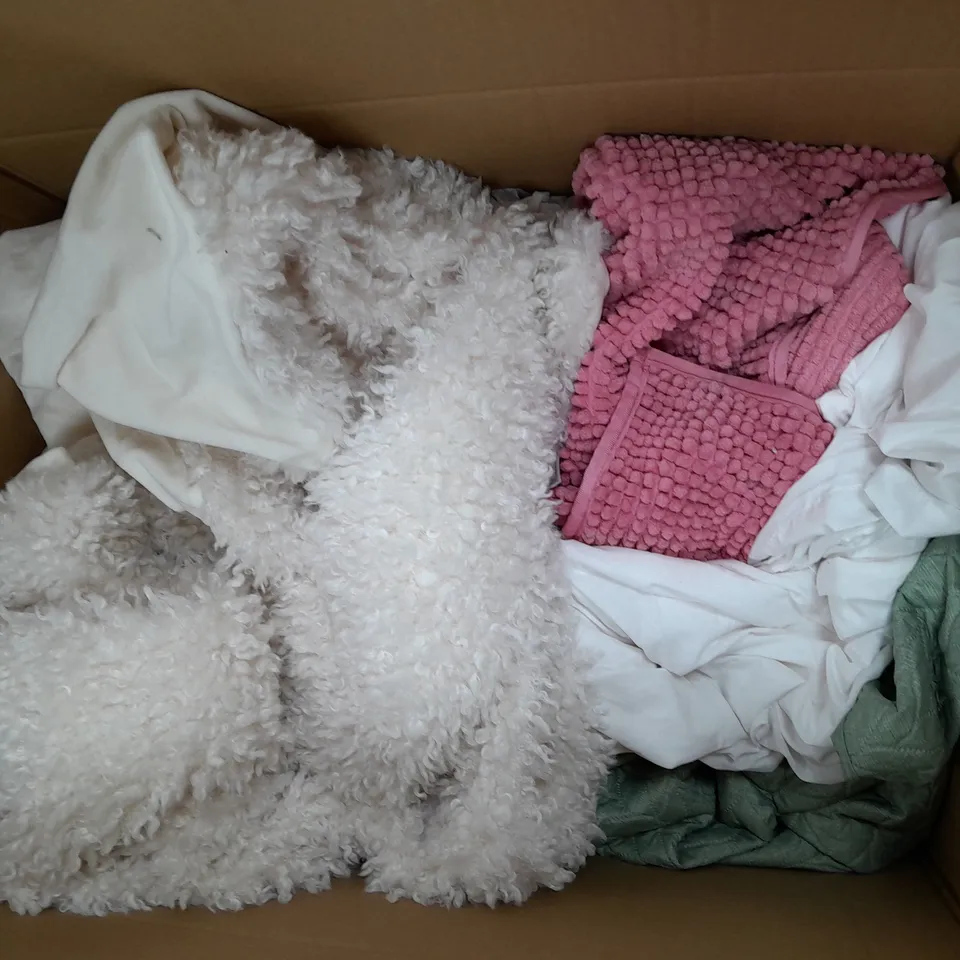 APPROXIMATELY 8 ASSORTED HOUSEHOLD ITEMS TO INCLUDE VARIOUS BEDDING IN VARIOUS SIZES AND STYLES
