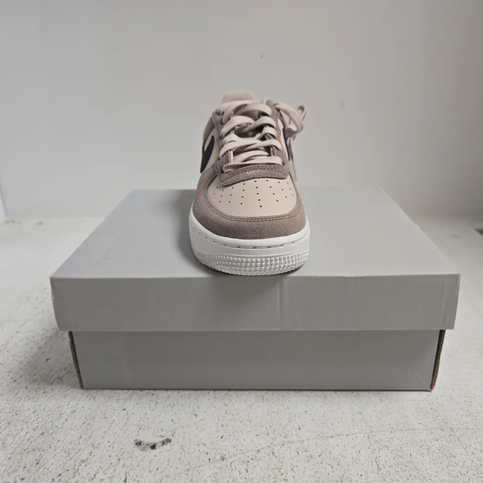 BOXED PAIR OF NIKE AIR FORCE 1 TRAINERS IN SILT RED/TAUPE HAZE SIZE UK 3.5