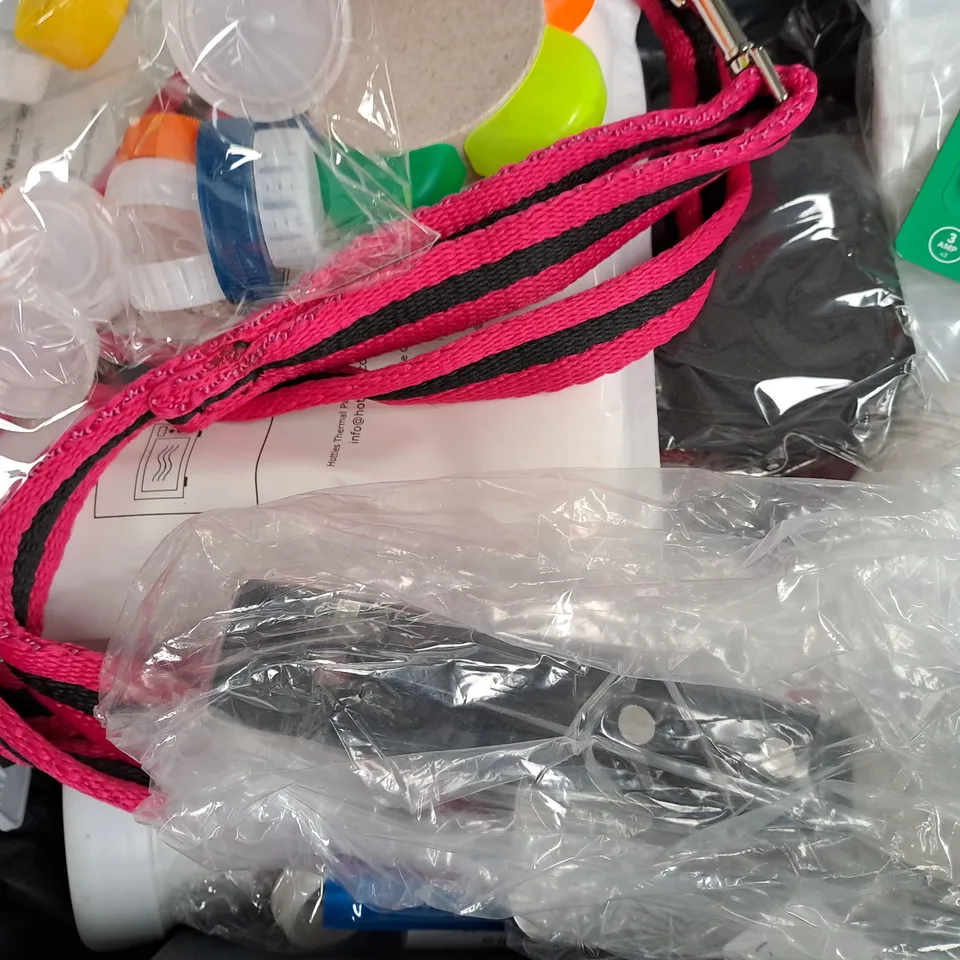 APPROXIMATELY 10 ASSORTED HOUSEHOLD ITEMS TO INCLUDE BURGER PRESS, MIXED FUSES, ETC