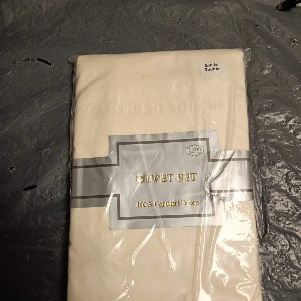 BOX OF APPROXIMATELY 20 ASSORTED HOUSEHOLD ITEMS TO INCLUDE: CRIMP IT AND DUVET SET