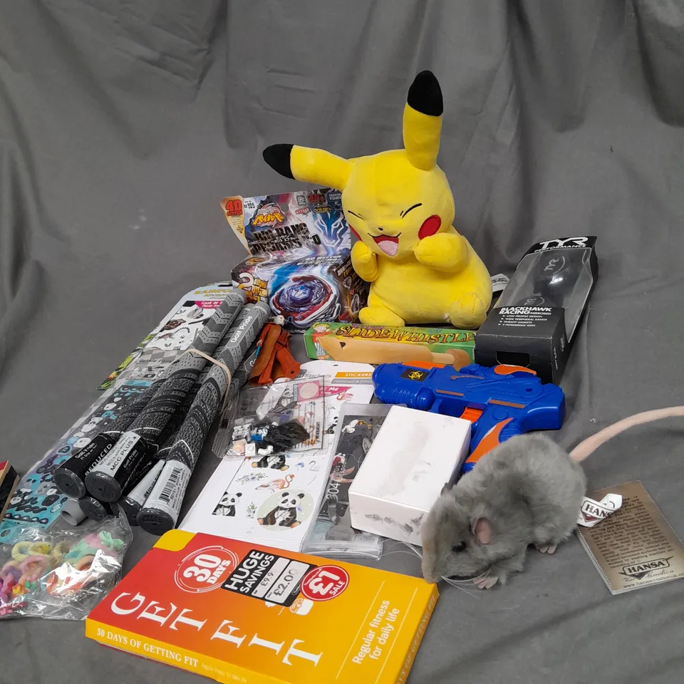 APPROXIMATELY 12 ASSORTED TOYS AND GAMES TO INCLUDE TEDDIES, GOLD HANDLES AND SWIMMING GOGGLES