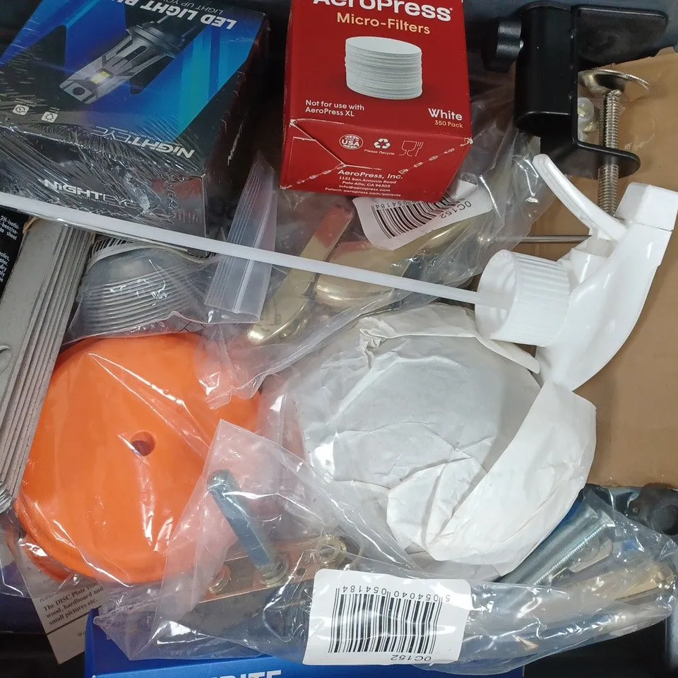 APPROXIMATELY 10 ASSORTED HOUSEHOLD ITEMS TO INCLUDE HYGROMETER THERMOMETER, BALLPOINT PEN & PENCIL SET, COMBINATION LUGGAGE PADLOCK, ETC