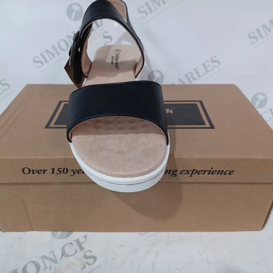 BOXED PAIR OF CUSHION-WALK RING DETAIL OPEN TOE SANDALS IN BLACK SIZE 6