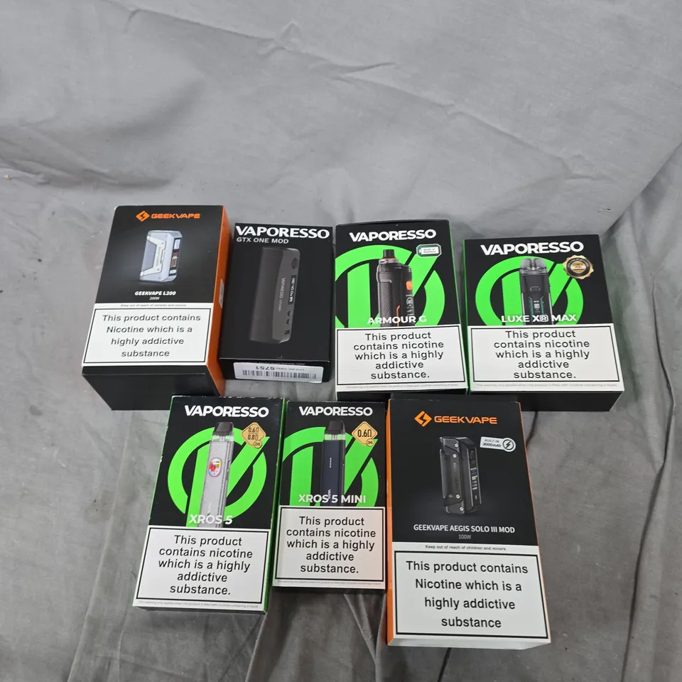 APPROXIMATELY 15 ASSORTED E-CIG PRODUCTS AND ACCESSORIES TO INCLUDE VAPORESSO, GEEKVAPE ETC
