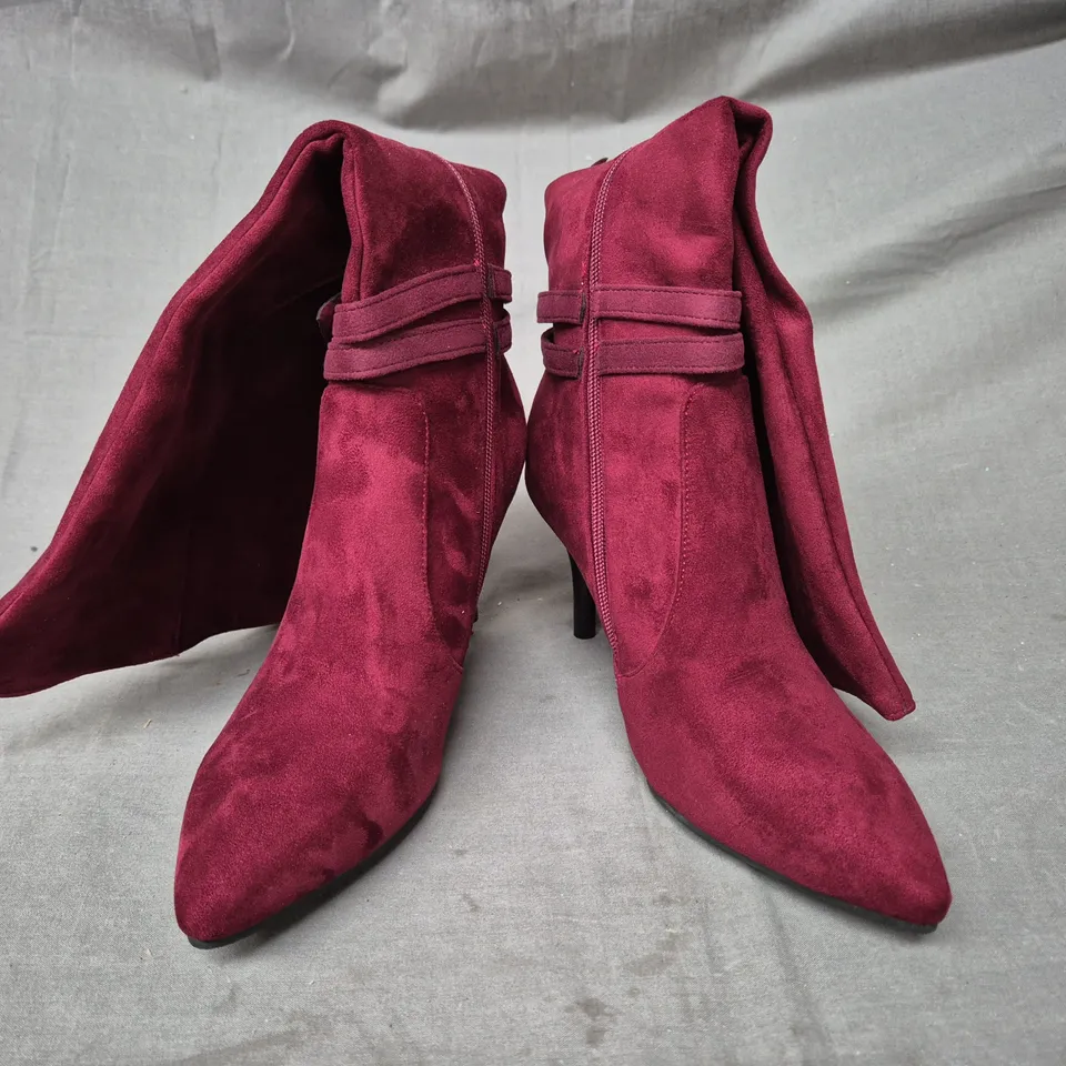 BOXED PAIR OF UNBRANDED POINTED TOE HEELED KNEE-HIGH BOOTS IN MAROON SIZE EU 41