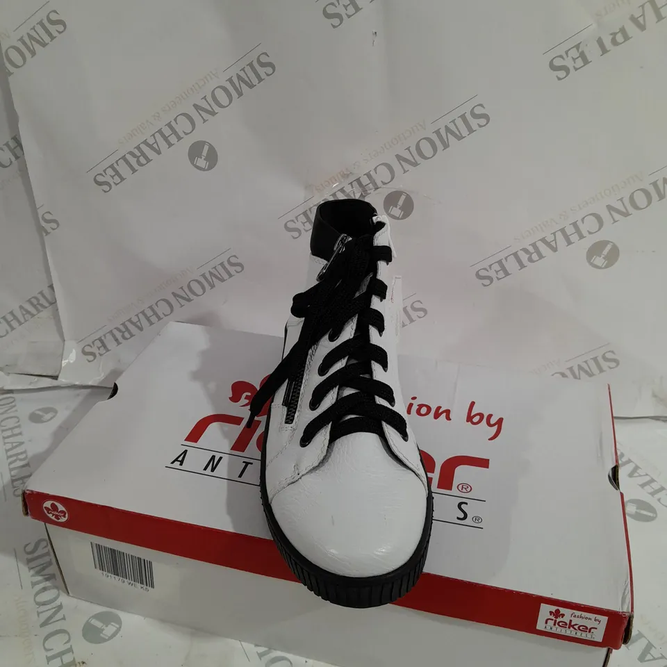 PAIR OF SKECHERS WINTER ON THE GO FAUX FUR TRIM BOOTS, BLACK - SIZE 5