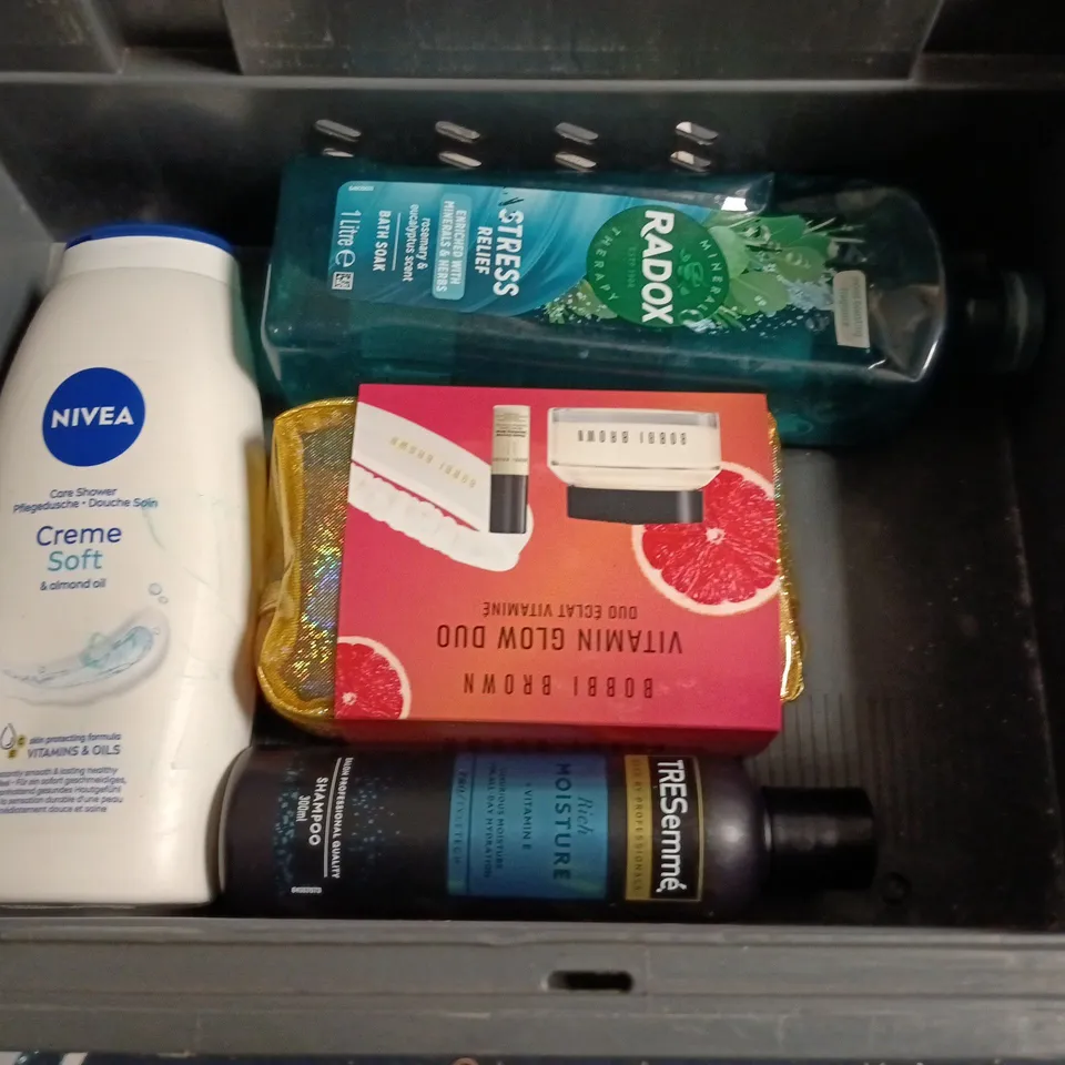 LOT OF APPROXIMATELY 18 ASSORTED HEALTH AND BEAUTY ITEMS TO INCLUDE VOSENE, DOVE AND THE RETREAT