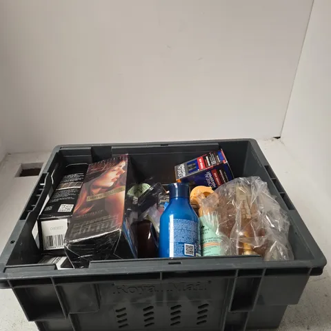 APPROXIMATELY 35 ASSORTED BEAUTY PRODUCTS INCLUDING MOLTON BROWN HAND WASH, L'OREAL MOISTURISER AND REDKEN CONDITIONER