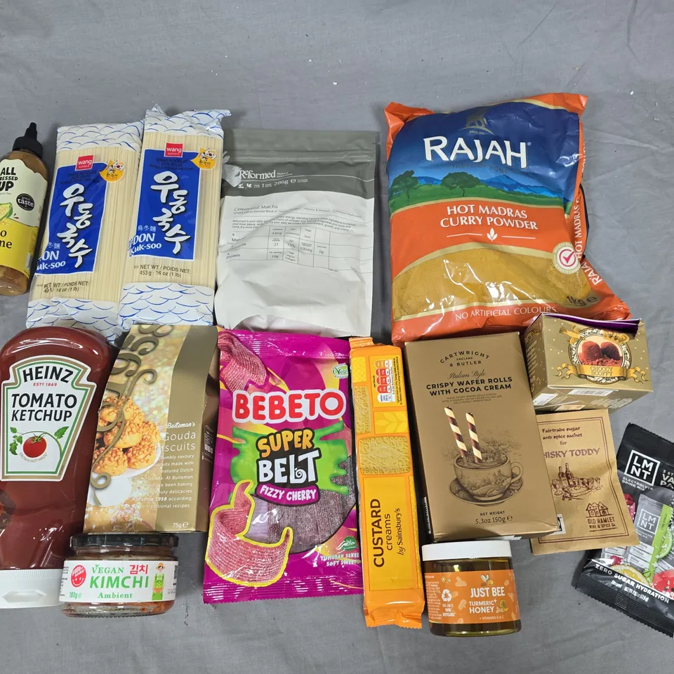 LOT OF APPROXIMATELY 30 ASSORTED FOOD AND DRINK ITEMS TO INCLUDE WANG NOODLES, MADRAS CURRY POWDER AND GOUDA BISCUITS