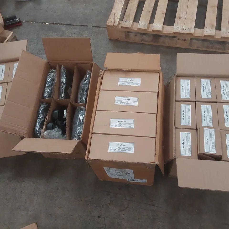 PALLET CONTAINING APPROXIMATELY 300x BRAND NEW ASSORTED DESIGNER SHOES AND CLOTHING ITEMS INCLUDING: SIMPLY BE SHOES, JULIPA JEANS ECT