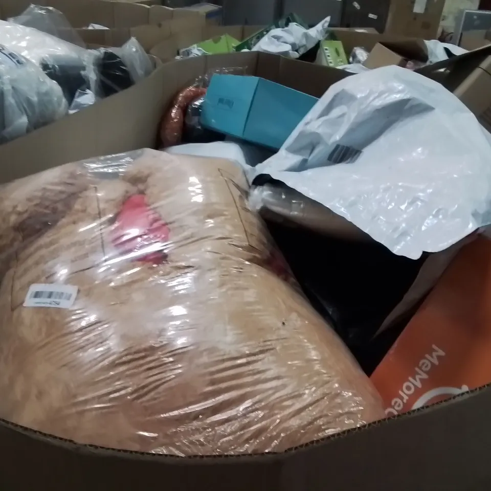 PALLET CONTAINING A LARGE QUANTITY OF PILLOWS
