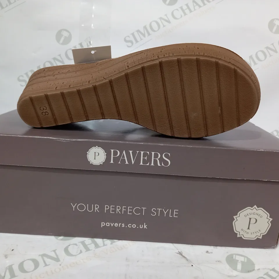 BOXED PAIR OF PAVERS WEDGE SANDALS IN GOLD COLOUR W. JEWEL EFFECT EU SIZE 38