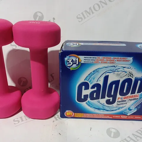 APPROXIMATELY 15 ASSORTED HOUSEHOLD ITEMS TO INCLUDE FITHUT 3KG DUMBBELLS IN PINK, CALGON POWERBALL, ETC