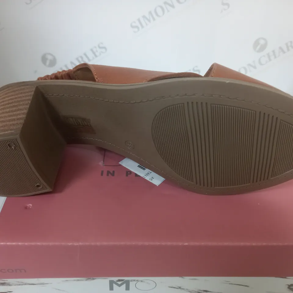 BOXED MIP LASSANDRA SANDAL IN TAN SIZE 5 
