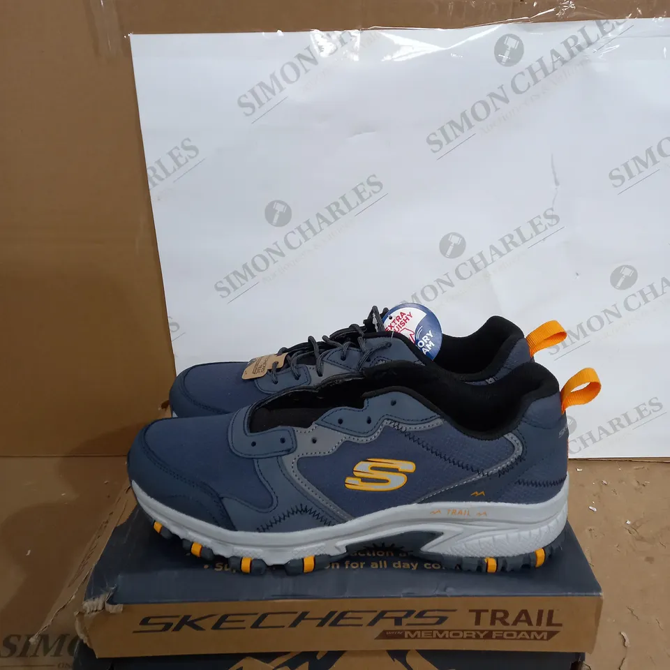 SKECHERS MENS TRAINERS IN NAVY SIZE 8