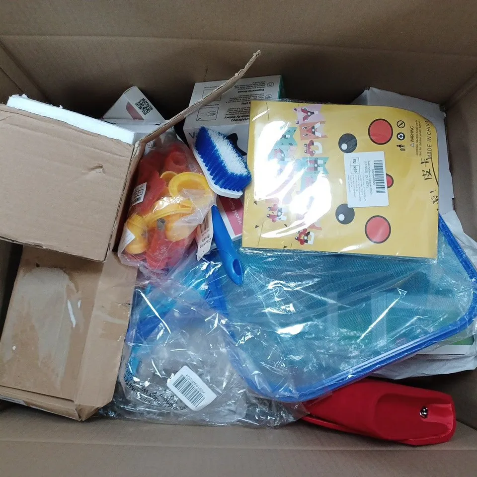 BOX OF APPROX 25 ASSORTED ITEMS TO INCLUDE - 10' LCD WRITING TABLE - CAT TOY - VASSINK VERTICAL WIRELESS MOUSE ECT