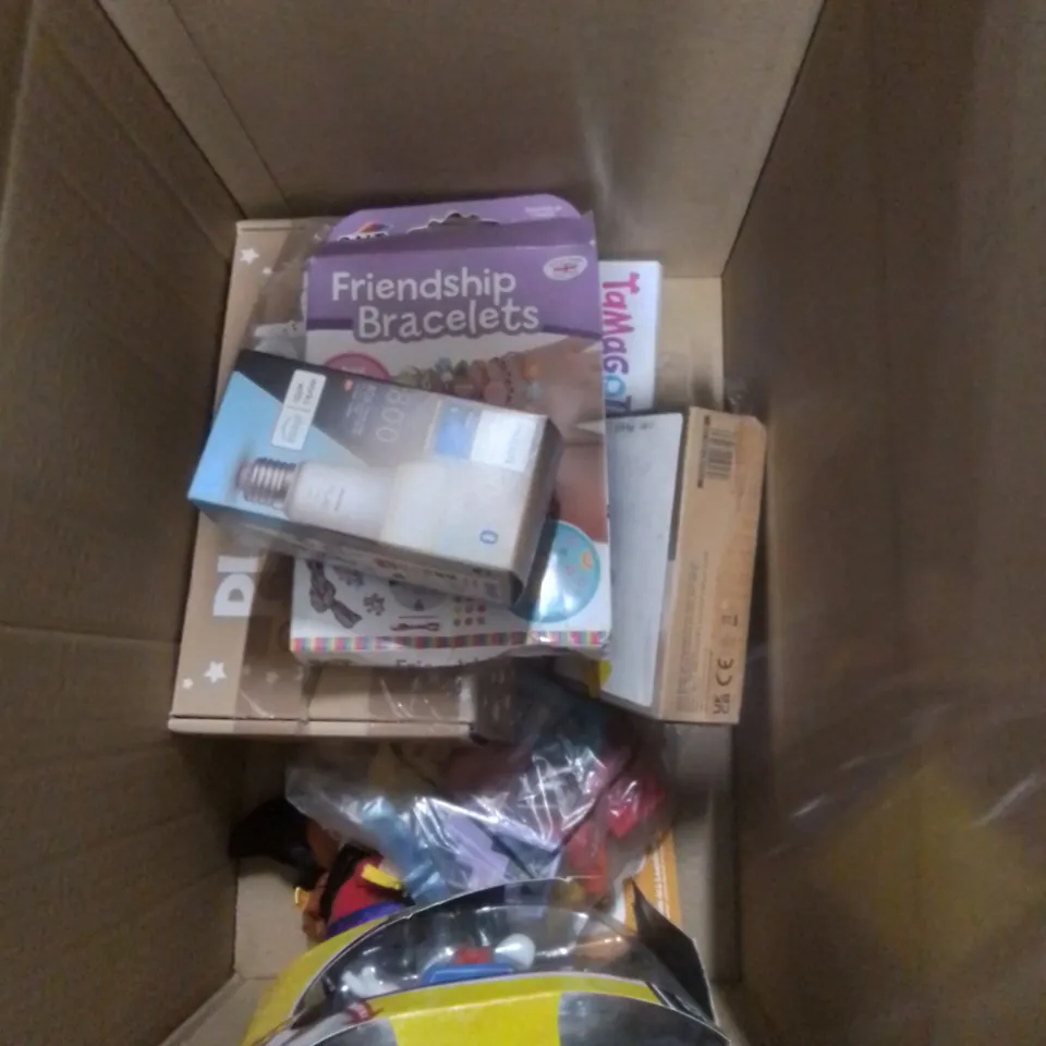 BOX OF ASSORTED ITEMS TO INCLUDE; MAGIC THE GATHERING GRUNDSTEIN BUNDLE, LEGO DUPLO POLICE MOTORCYCLE, THERMOS PINK CONTAINER ETC