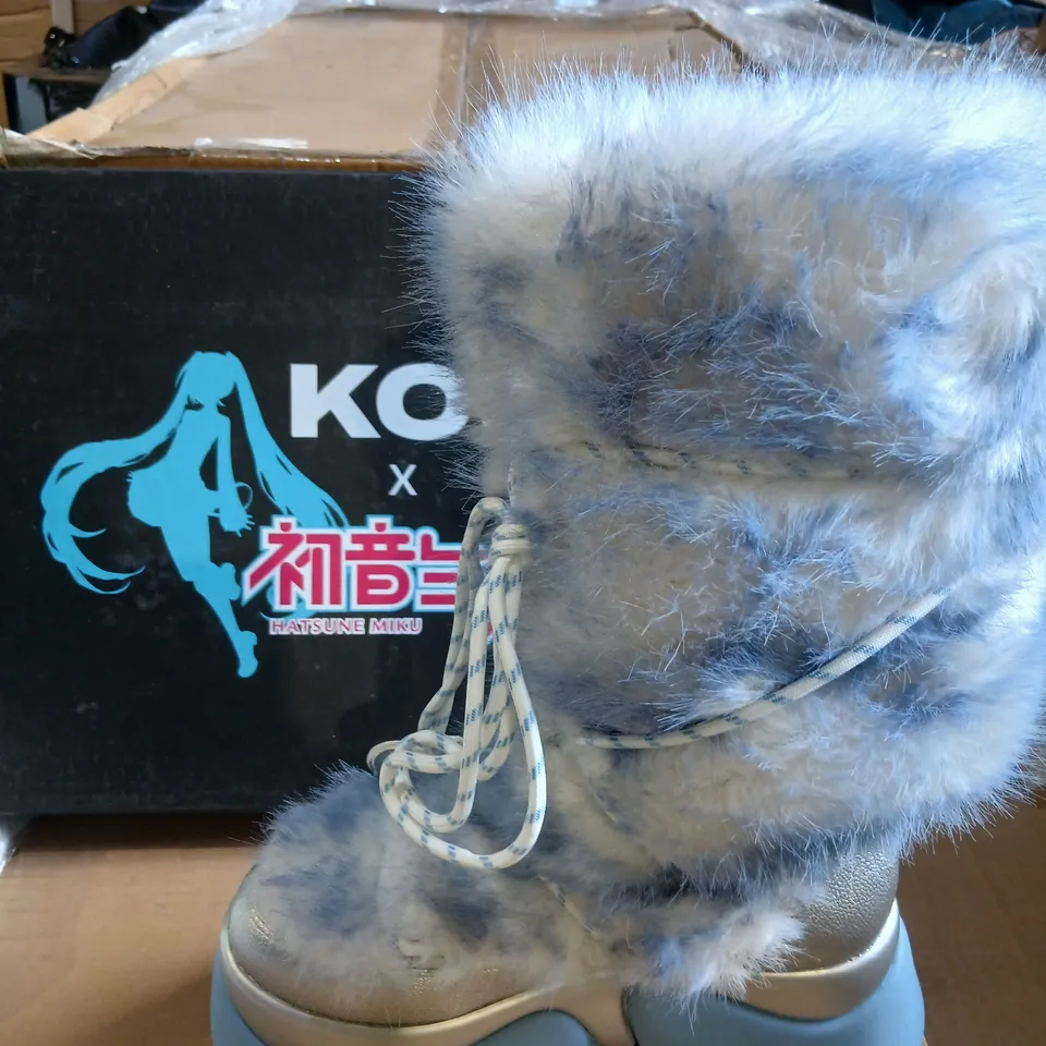 KOI X HATSUNE MIKU SNOW MIKU FLUFFY 'MONSTER' LONG BOOTS – WHITE/BLUE, UK 4