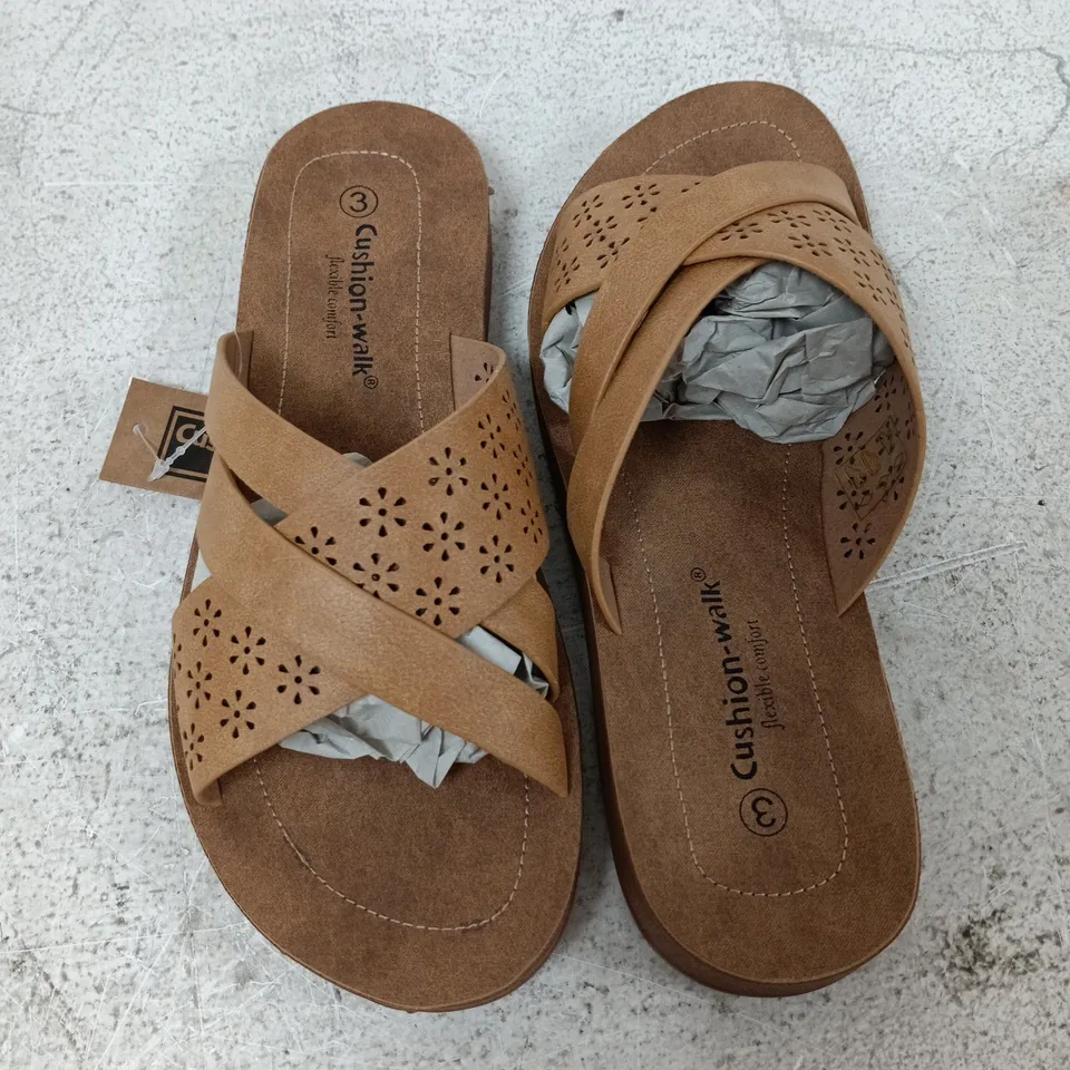 BOXED PAIR OF CUSHION-WALK CHARLOTTE SANDALS IN BEIGE - SIZE 3