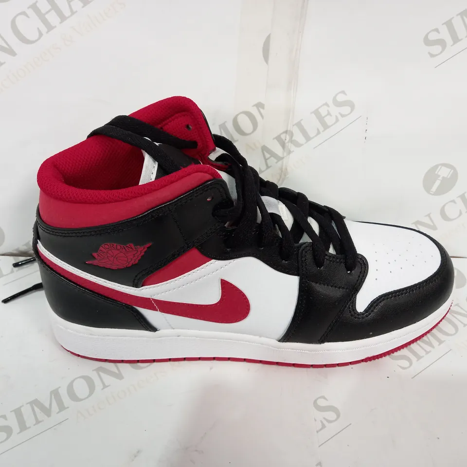 PAIR OF NIKE HIGHTOPS SIZE 6