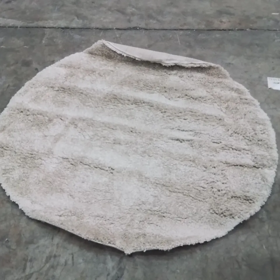 QUALITY DESIGNER AREA RUG - APPROXIMATELY 140X140CM