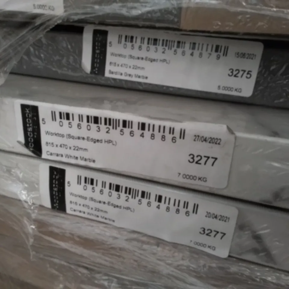 PALLET OF ASSORTED FIXTURE AND FITTING ITEMS TO INCLUDE VARIOUS WOODSTOCK WORKTOPS AND 300 HIGH RISE CARCASS AND 