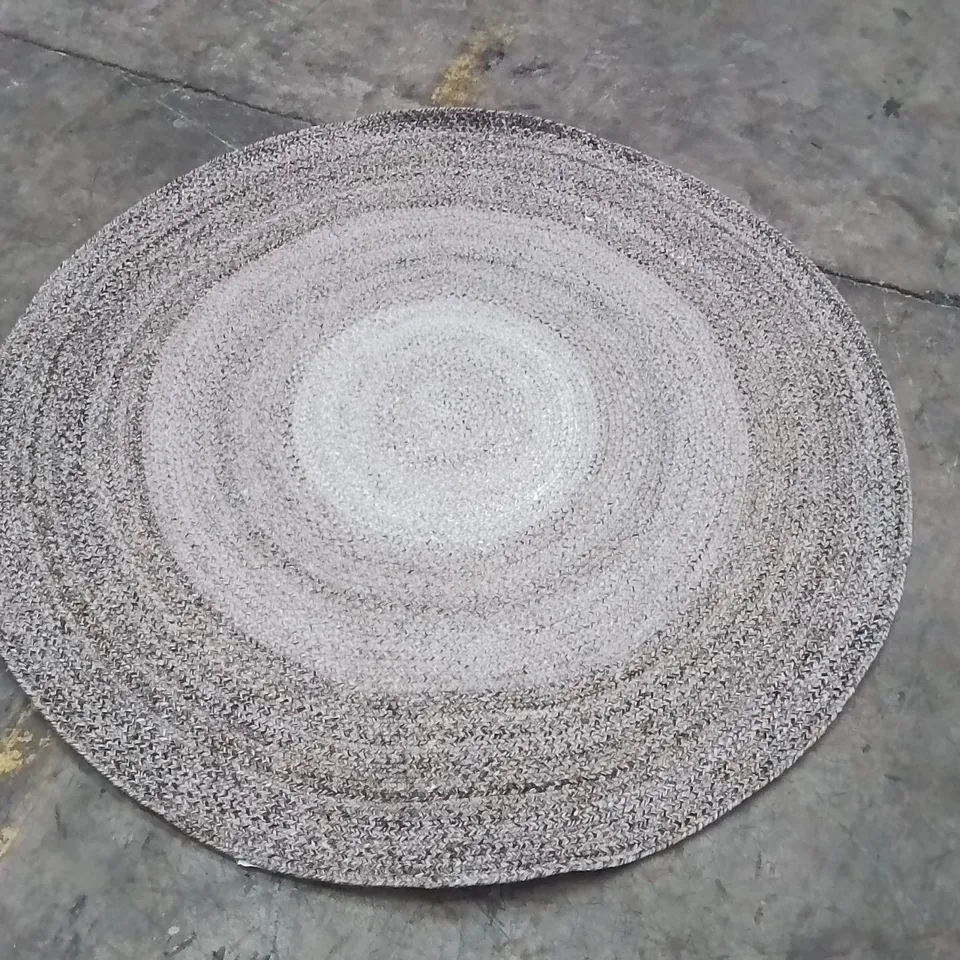 QUALITY DESIGNER AREA RUG - APPROXIMATELY 152X152CM