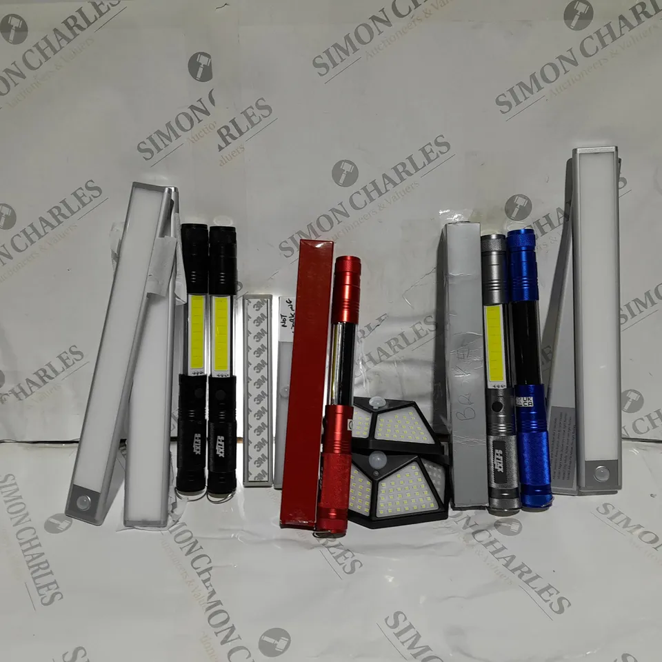 APPROXIMATELY 8 ASSORTED LIGHTING PRODUCTS TO INCLUDE SFIXX TELESCOPIC TORCHES AND SFIXX USB RECHARGEABLE MOTION SENSOR LIGHTS 