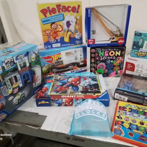 BOX CONTAINING APPROXIMATELY 10 TOYS TO INCLUDE: STAR WARS FIGURINE, NEON STONES, HIT WHEELS 50 PACK, PIE FACE, VTECH EMERGENCY SERVICE PLAYSET ETC.