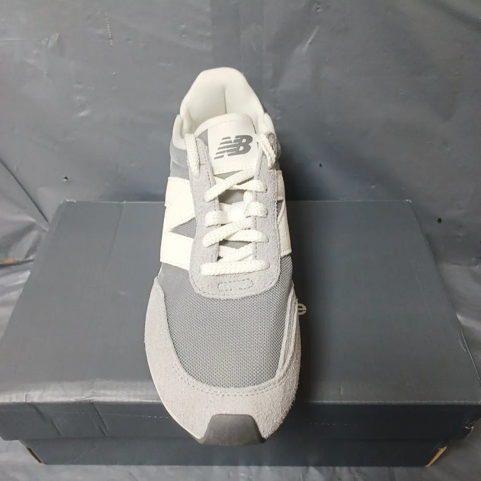 BOXED PAIR OF NEW BALANCE 370 TRAINERS - UK SIZE 8.5