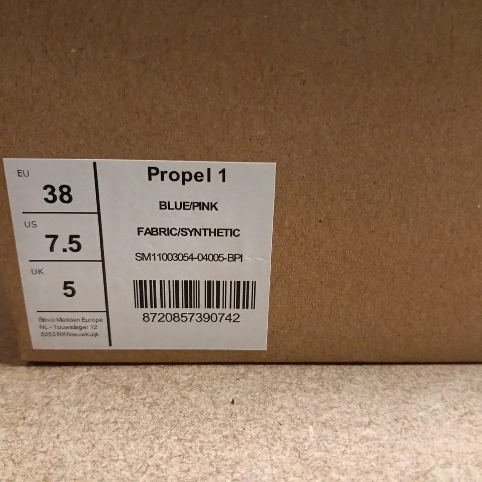 BOXED PAIR OF STEVE MADDEN PROPEL 1 SNEAKERS –UK SIZE 5