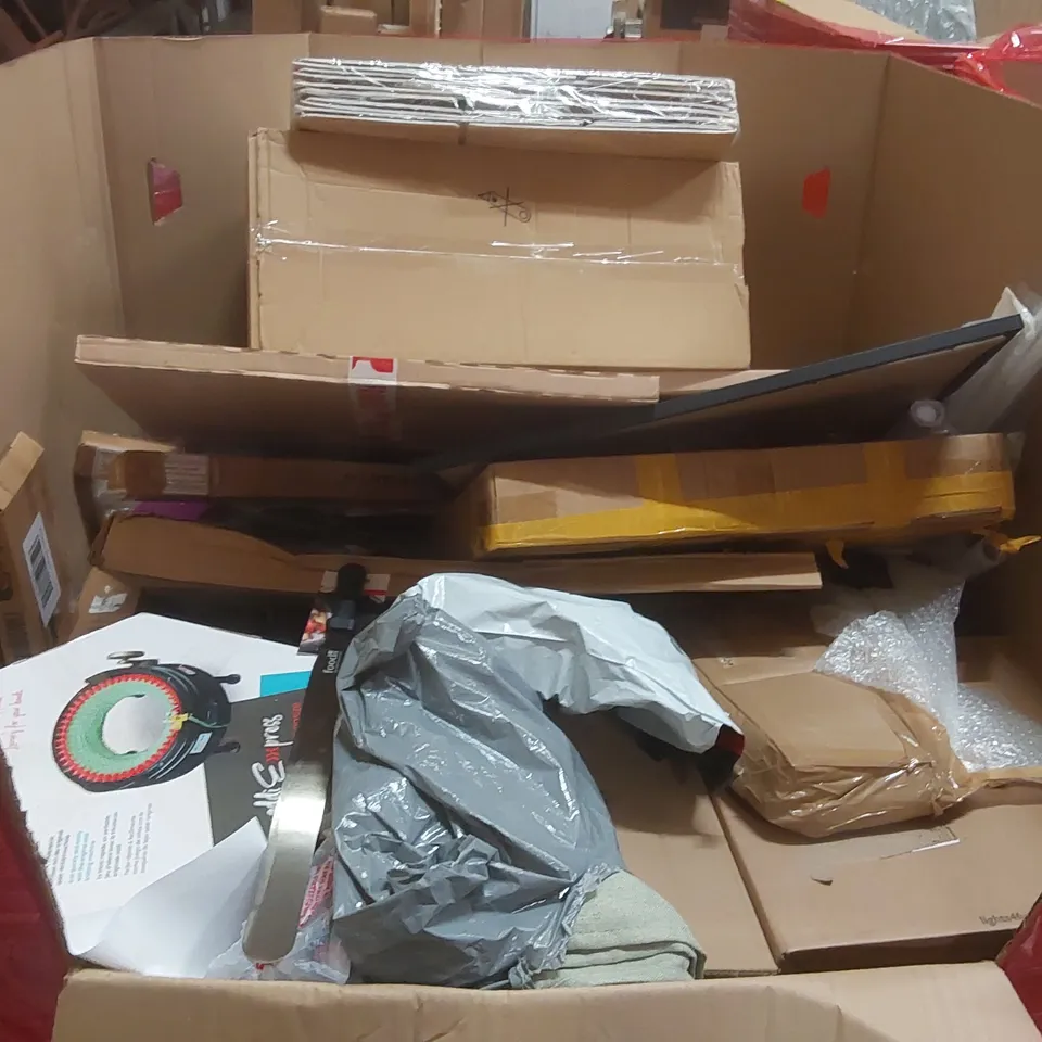 PALLET CONTAINING ASSORTED ITEMS TO INCLUDE: LEGO TECHNIC LAND ROVER DEFENDER SETS, ELECTRIC FLOOR HEATING SYSTEM, ADDI KNITTING MACHINE, PIZZA PEEL SLICER, L'OCCITANE BODY CARE SET ECT