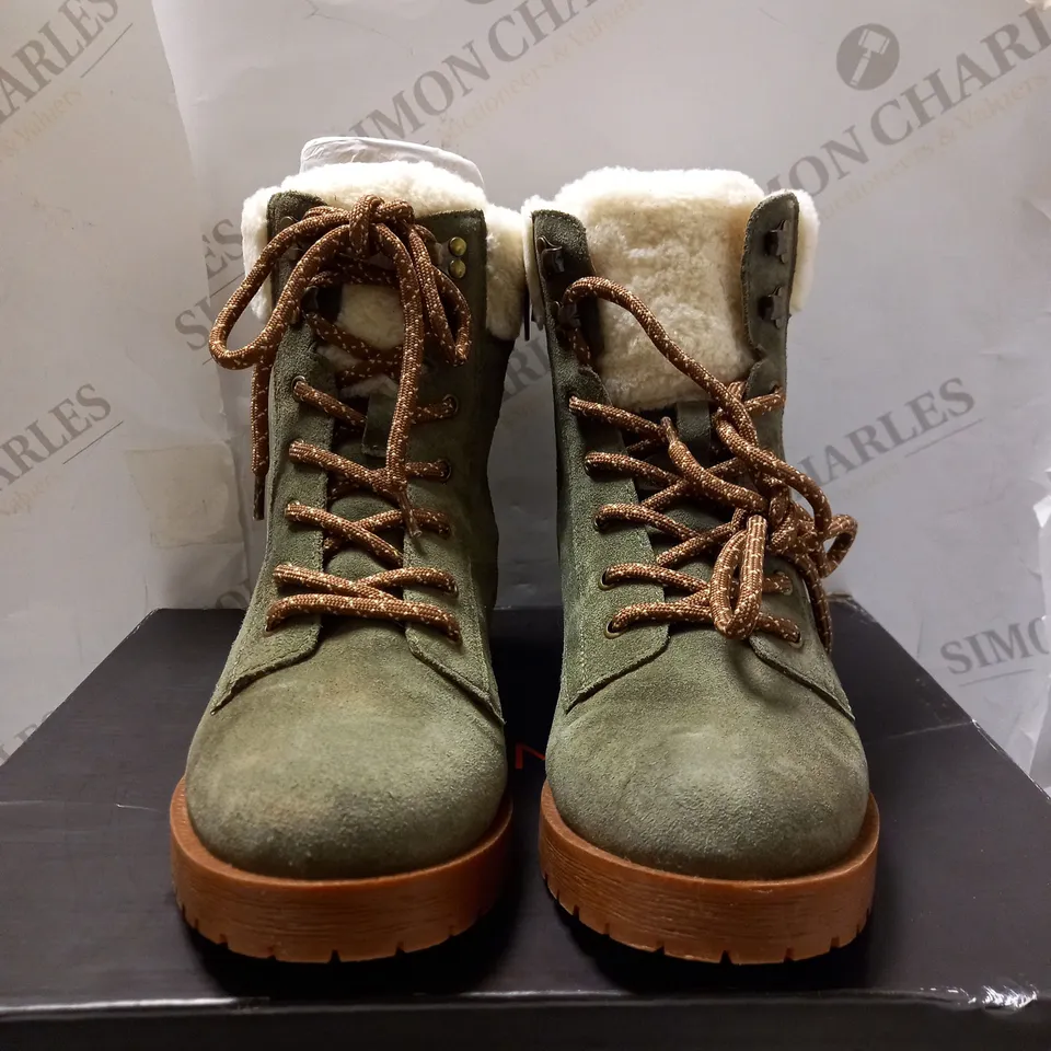 VIONIC OLIVE ZOE HIKER ANKLE BOOTS - SIZE 5.5