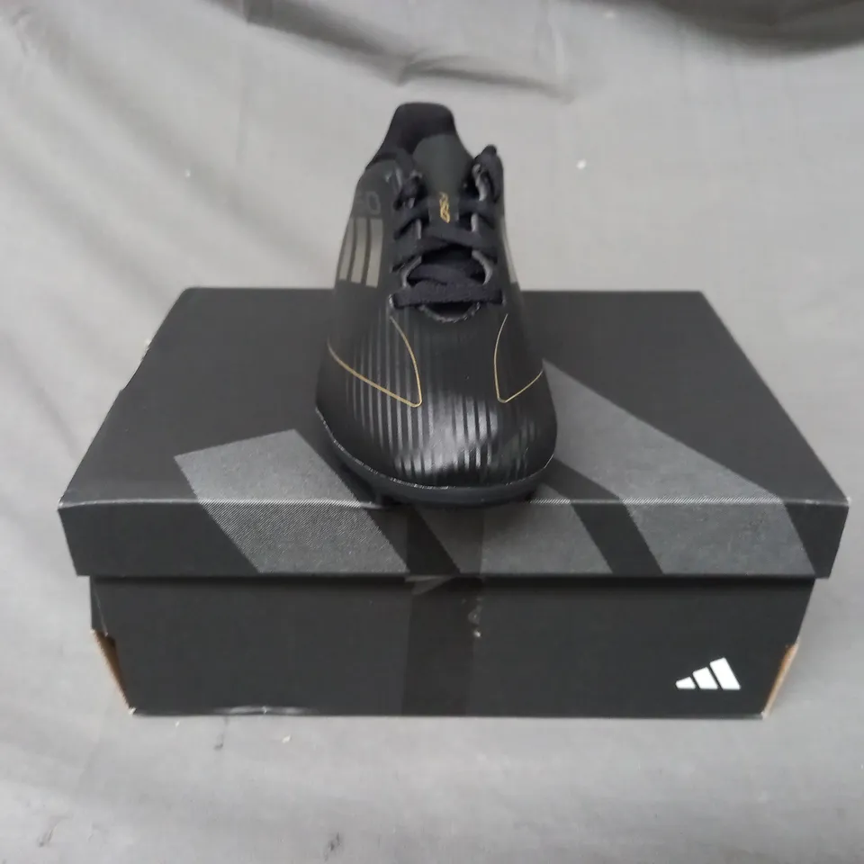 BOXED PAIR OF ADIDAS F50 CLUB KIDS FOOTBALL BOOTS IN BLACK UK SIZE 11