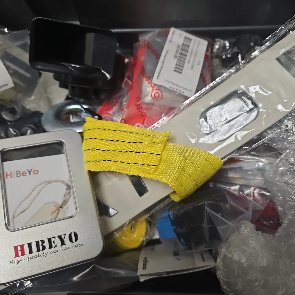 APPROXIMATELY 12 ASSORTED ITEMS TO INCLUDE - TAXI SIGN , YANKEE CANDLE AIR FRESHENER , GEAR STICK KNOB ETC