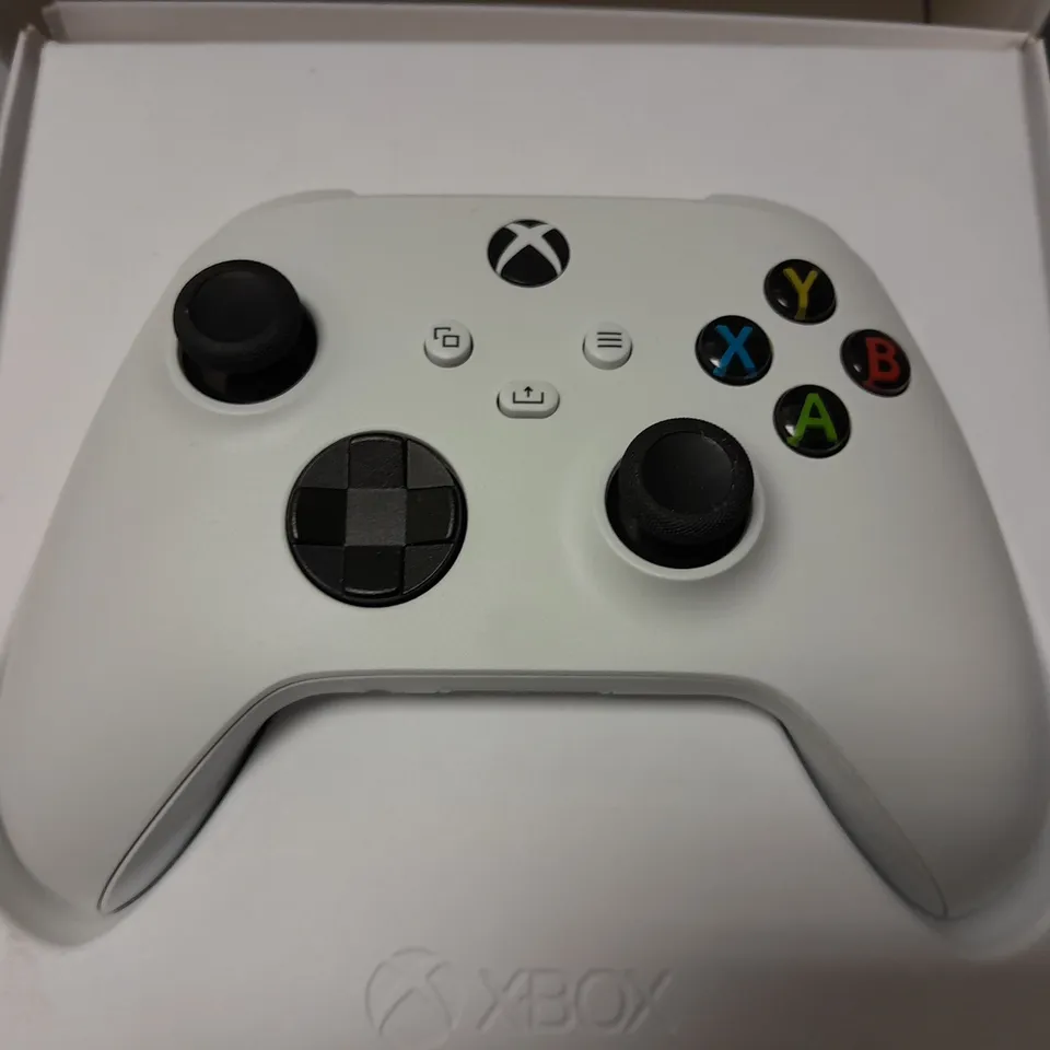 BOXED XBOX CONTROLLER IN WHITE