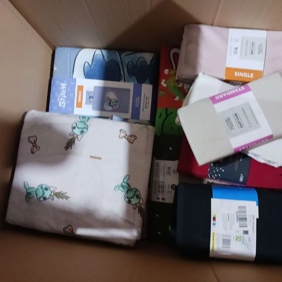 BOX OF APPROXIMATELY 15 ASSORTED BEDDING AND SOFT FURNISHING ITEMS TO INCLUDE - DUVET SETS, FITTED SHEETS, AND SOFT BLANKET ETC. 