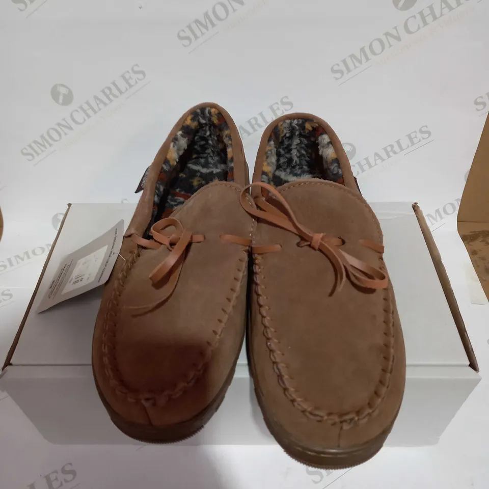 MUK LUKS MENS TAN SLIP ON SHOES - SIZE 10.5/11