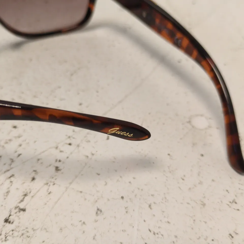 Guess Sunglasses – tortoiseshell frame, gradient lenses