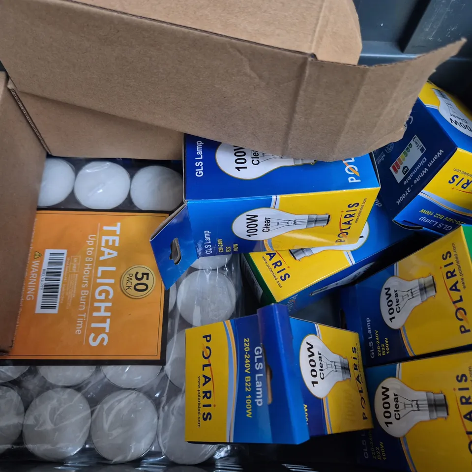 APPROXIMATELY 10 ASSORTED HOUSEHOLD ITEMS TO INCLUDE GLS LAMP, SCENTED CANDLE, ETC