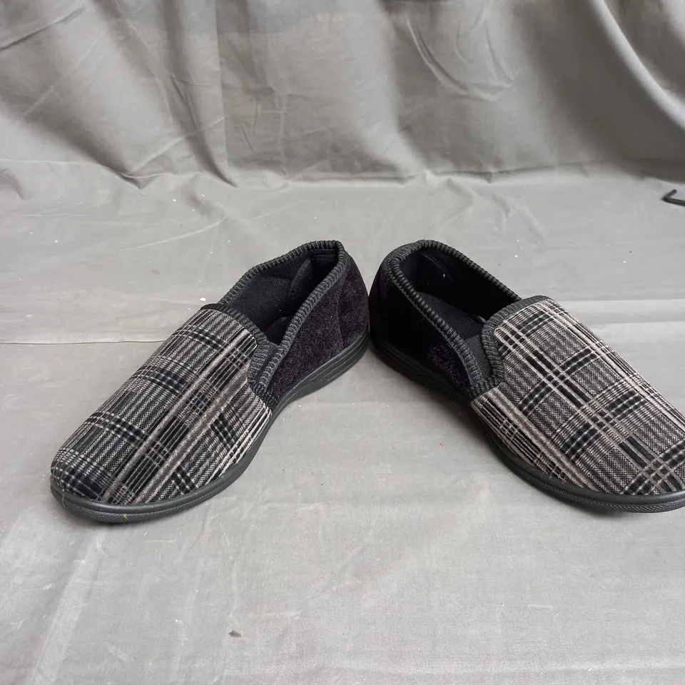 BOX OF 10 PAIRS OF MENS SLIPPERS IN GREY TARTAN - VARIOUS SIZES