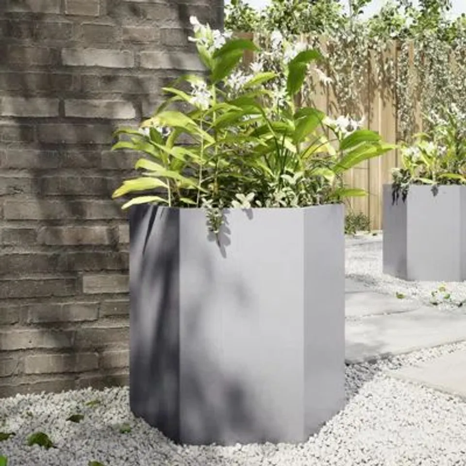 BOXED ALIVYA METAL ELEVATED PLANTER