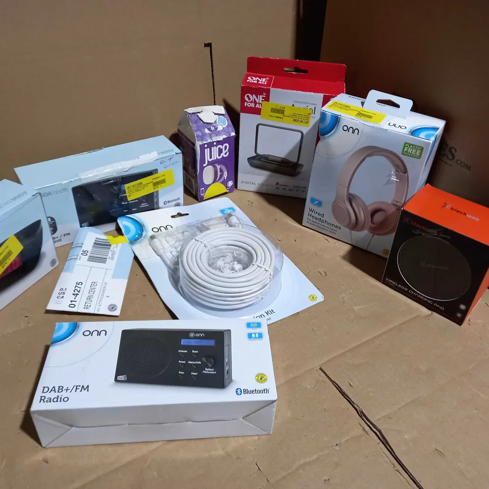 BOX OF APPROX 15 ASSORTED ELECTRICAL ITEMS TO INCLUDE: RADIO'S, EXTENSION KIT, CHARGING PAD