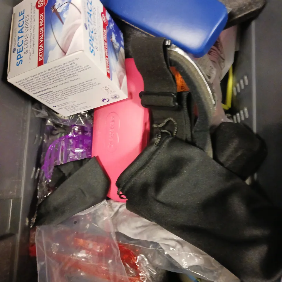 APPROXIMATELY 20 ASSORTED SUNGLASSES/PRESCRIPTION GLASSES IN VARIOUS DESIGNS 